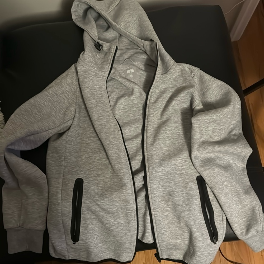 Uniqlo Men’s Light Gray Hoody Size Small